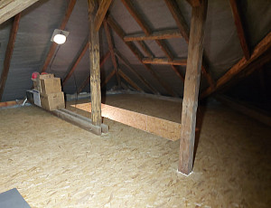 Zateplení stropu rodinného domu pomocí foukané izolace